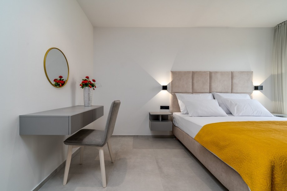 The living and sleeping areas are organized on the ground floor