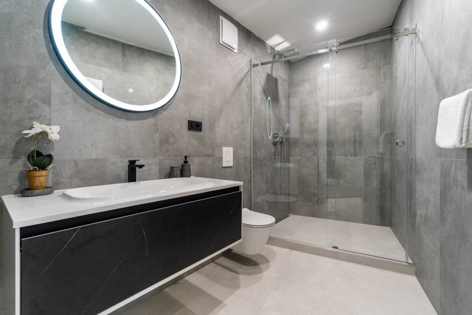 En-suite bathroom with a shower (Bedroom No5)