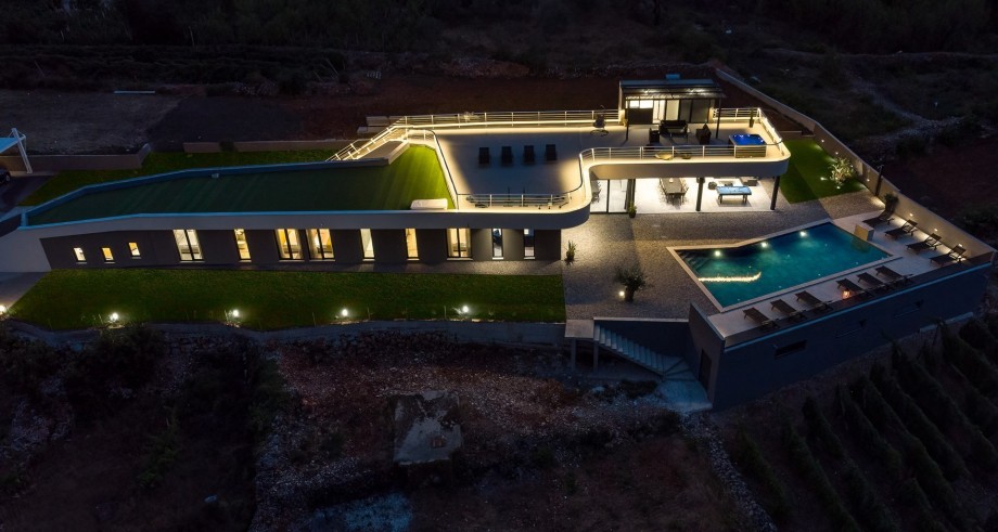 The extremely beautiful Villa Madre offers stronger connections with the landscape