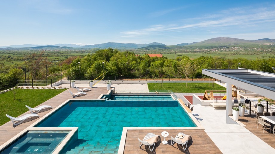 The outdoor of Vila Arya offers a private and heated swimming pool 11m x 5m with an attached shallow pool for kids 8m x 2.8m and 0.4m depth, and both heated and with the no-Chlorine system