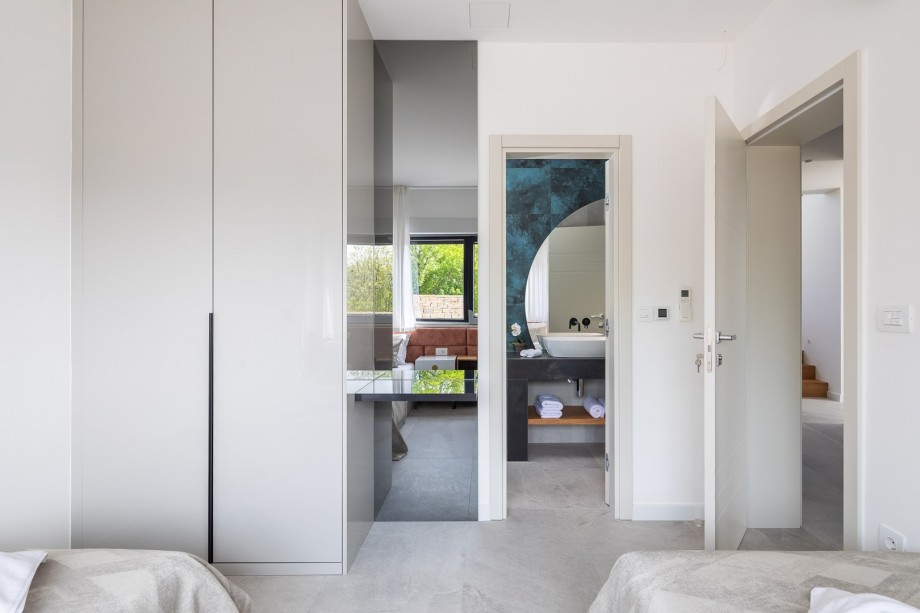 En-suite bathroom (4sqm) with a shower