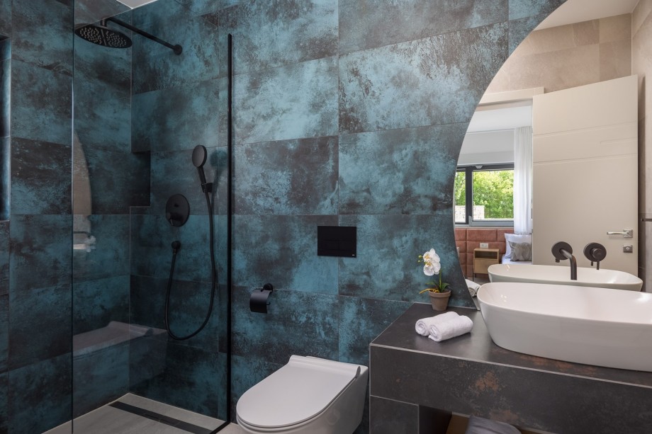 En-suite bathroom with a shower