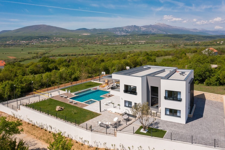 Property is so nicely decorated and well organized to be a perfect option for more generation families or a group of friends to have a perfect vacation in this lovely rural environment