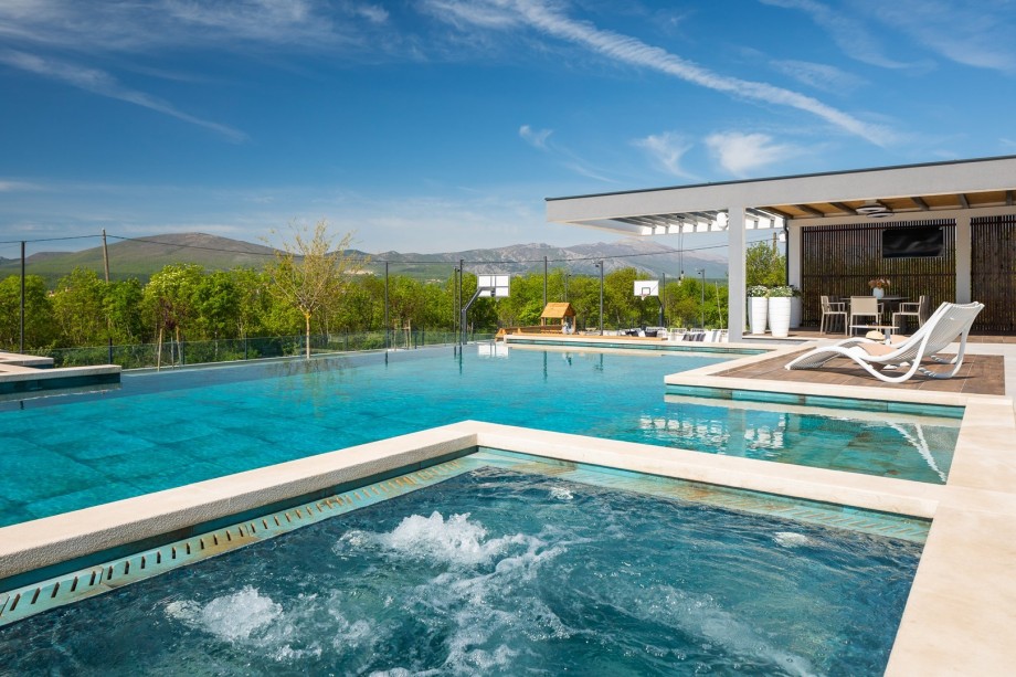 You will not miss ideas for indeed spectacular days in Villa Arya