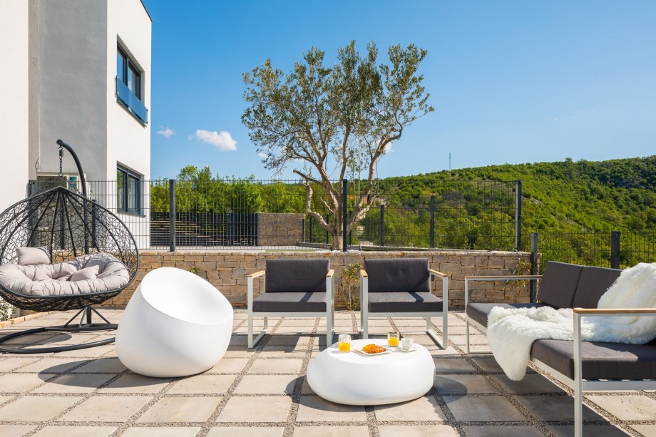 Another outdoor table perfect for morning coffee