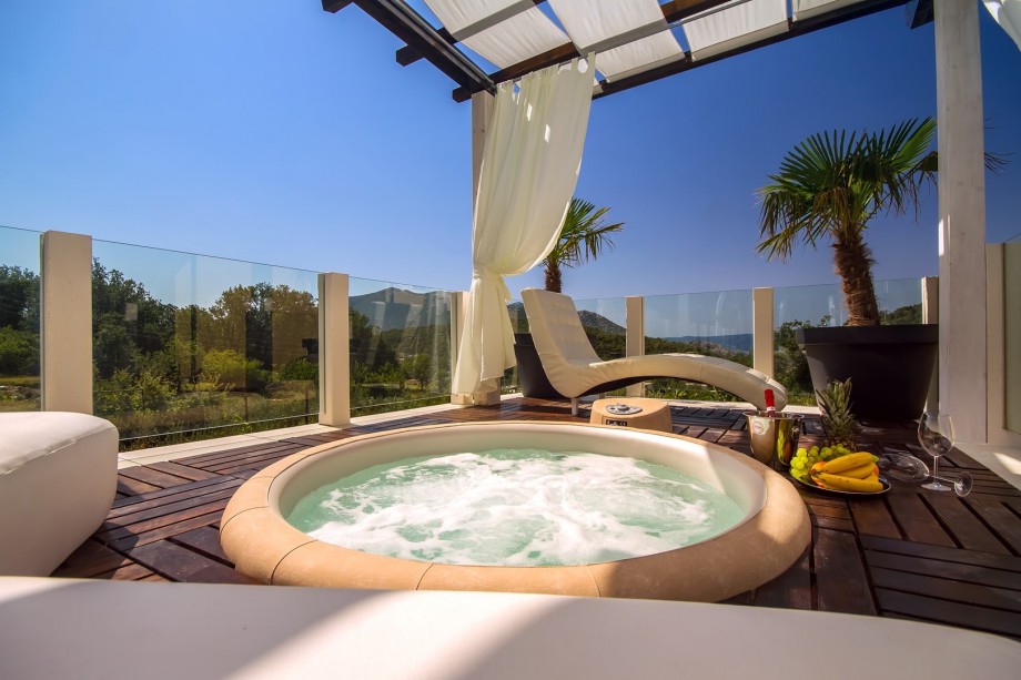 Relaxing lounge area with amazing view and Whirlpool suitable for 4 person