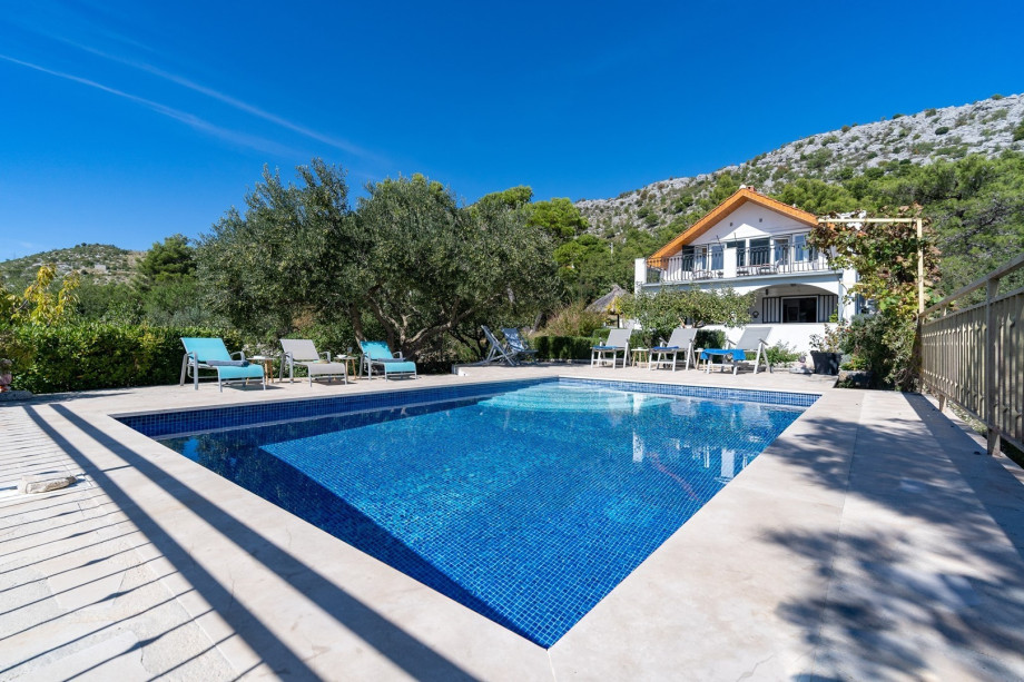 A private heated pool (24 m2)