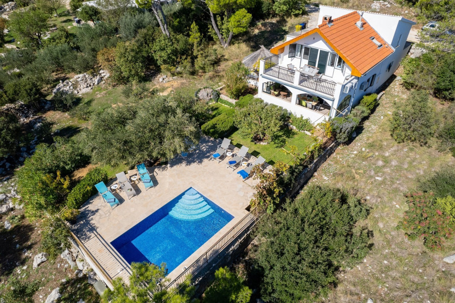 This quiet location offers a really relaxing vacation, and still, you are less than 10min (6km) far from Omiš