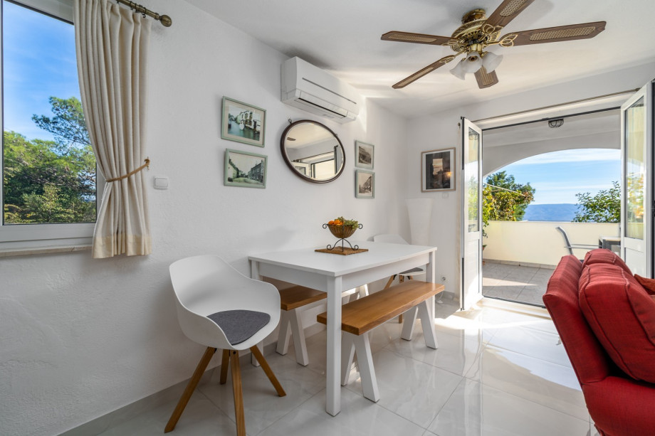 A dining area for 8 people with a direct approach to the covered outdoor dining area