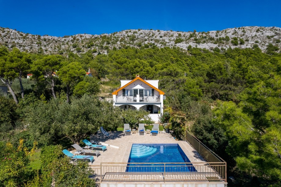 There is a parking lot for 3 cars, and the car is recommended