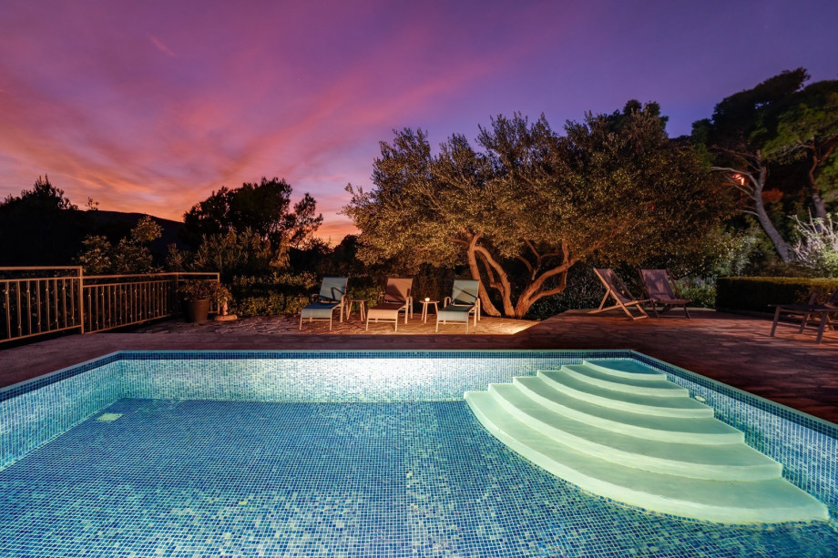 Lovely light settings for cozy and quiet evenings at the pool area