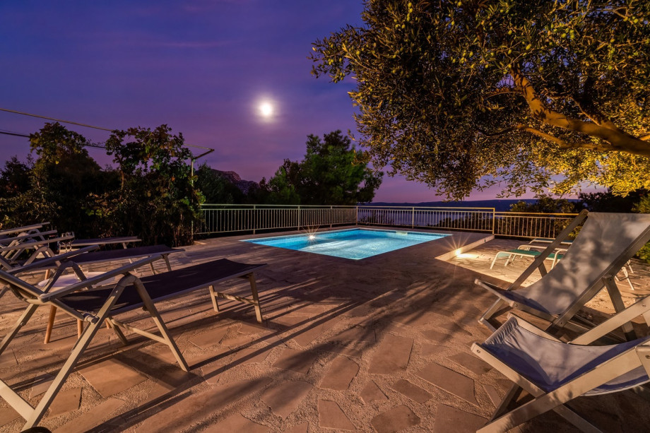 Spacious sundeck area with absolute privacy