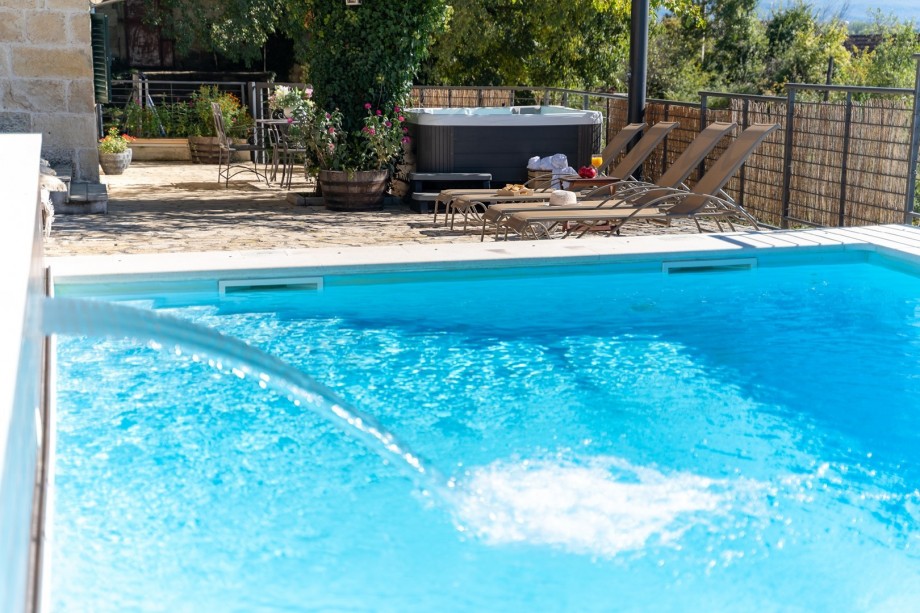 Der Außenbereich der Villa Little Arya bietet einen beheizten, privaten Pool von 8,5 x 4,6 m