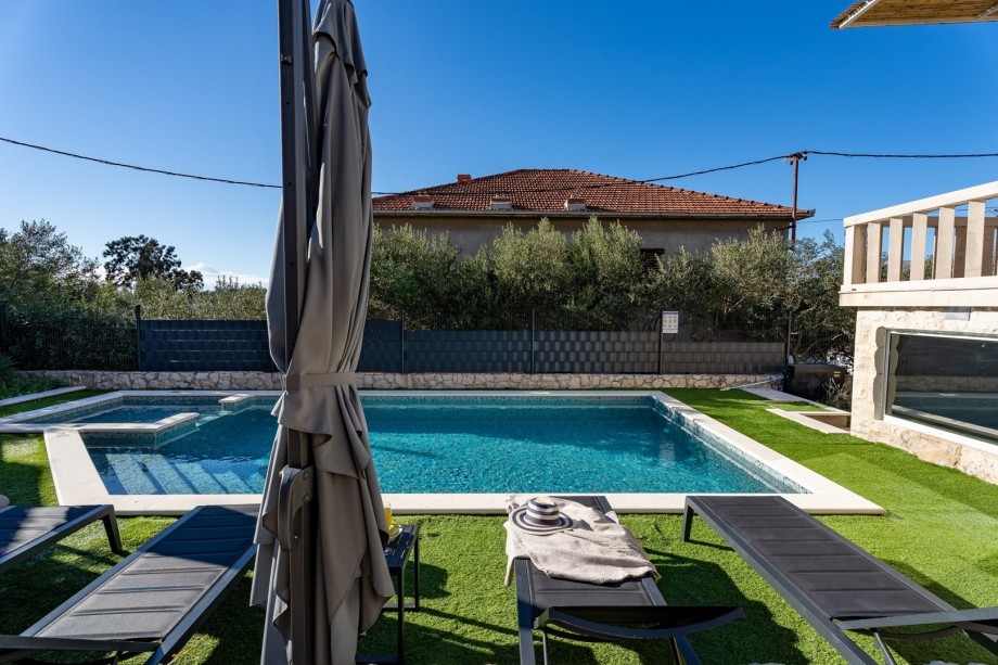 Der Außenbereich der Villa Moreta bietet einen privaten und beheizten Pool von 8,5 x 4 m.