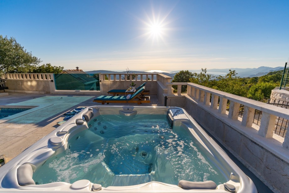 A Hot Tub with views on islands and on town Split