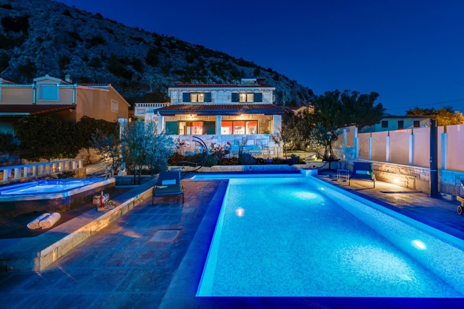 Carefully organized lights give the special and cozy feeling in the evening