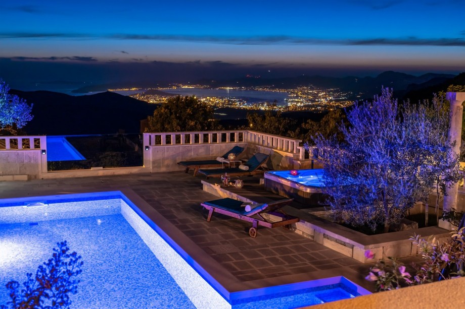 Amazing city views from the jacuzzi and the pool area
