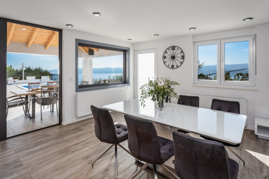 Fully equipped kitchen, living and dining area with TV, PS4, bathroom