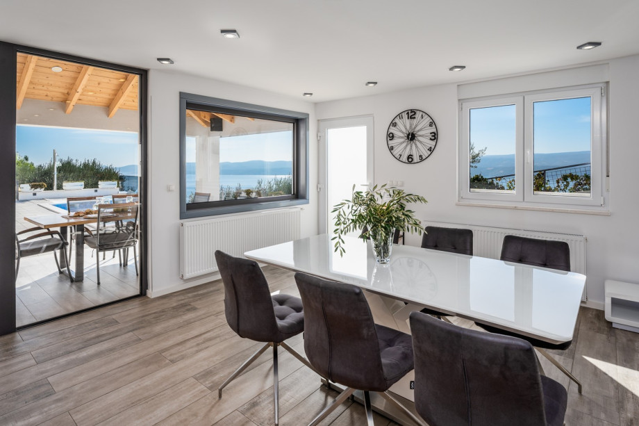 Fully equipped kitchen, living and dining area with TV, PS4, bathroom