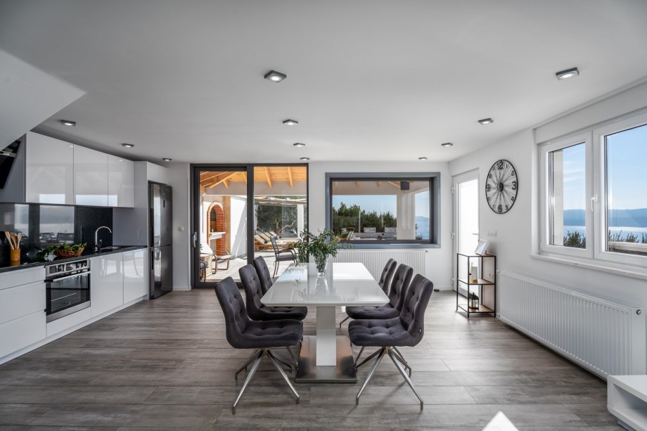 Fully equipped kitchen, living and dining area with TV, PS4, bathroom