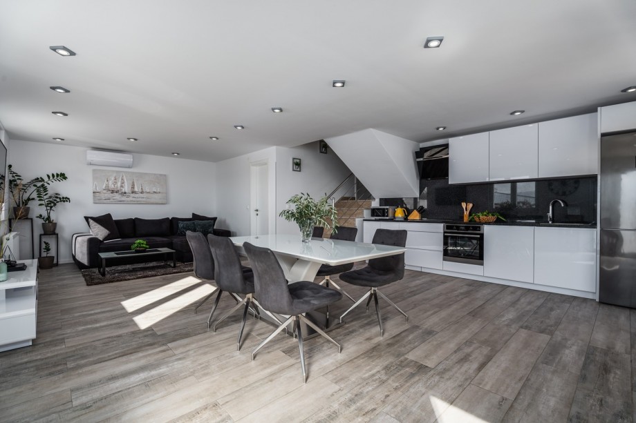 Connected dining and living area with sea views,fully equipped kitchen, bathroom