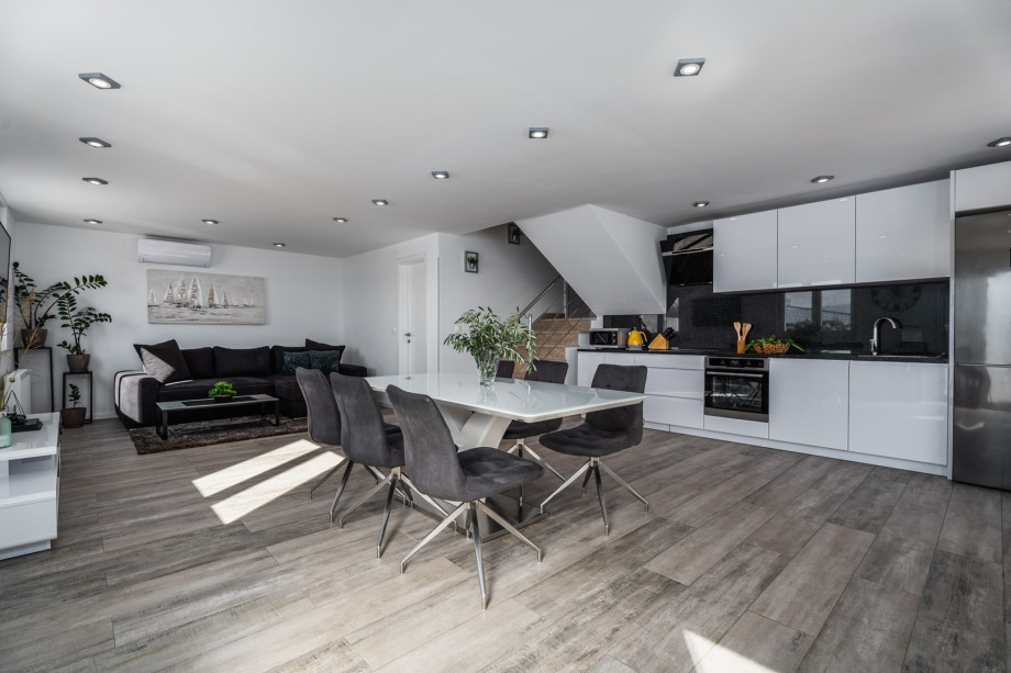 Connected dining and living area with sea views,fully equipped kitchen, bathroom