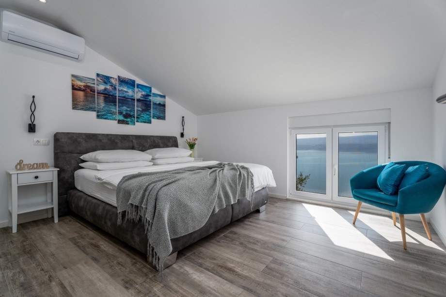 En-suite bedroom No.1 with king-size bed, 180x200cm, A/C