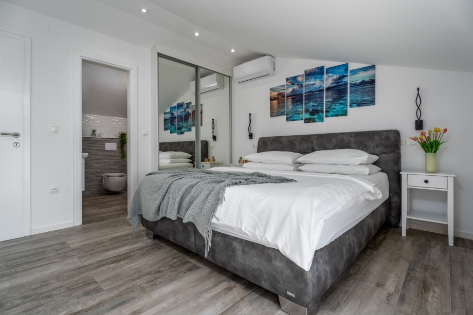 En-suite bedroom No.1 with king-size bed, 180x200cm, A/C