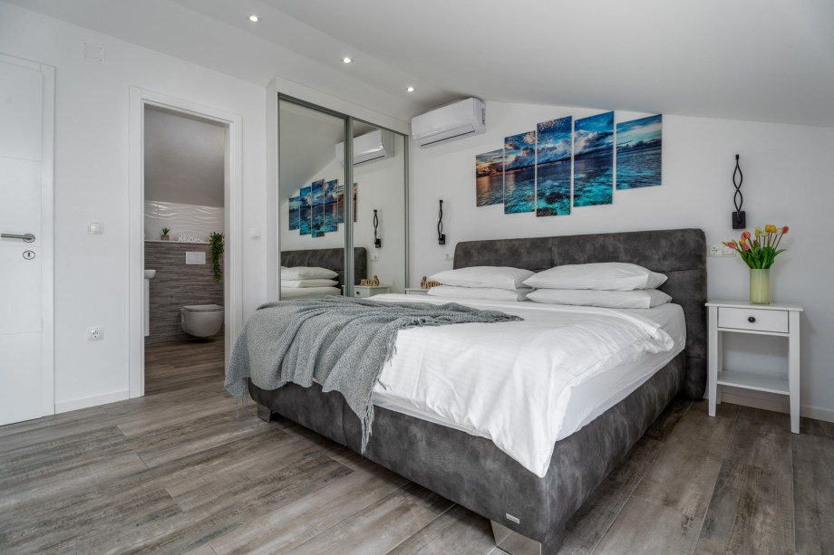 En-suite bedroom No.1 with king-size bed, 180x200cm, A/C