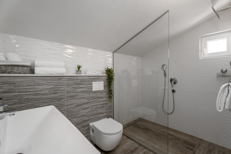 Family bathroom No.2 with shower (bedroom No.1)
