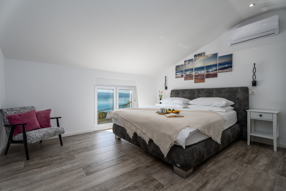 En-suite bedroom No.2 with king-size bed, 180x200cm, A/C