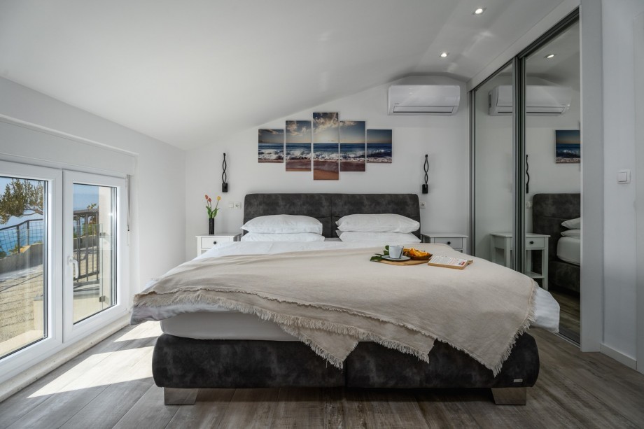 En-suite bedroom No.2 with king-size bed, 180x200cm, A/C