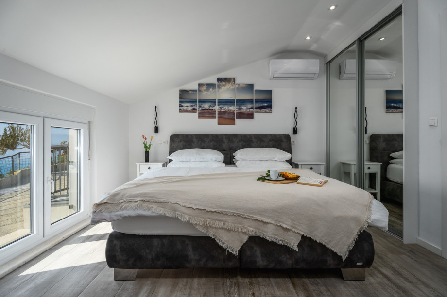 En-suite bedroom No.2 with king-size bed, 180x200cm, A/C