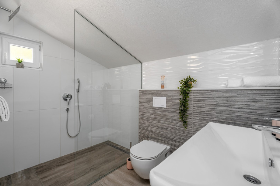 Family bathroom No.3 with shower (bedroom No.2)