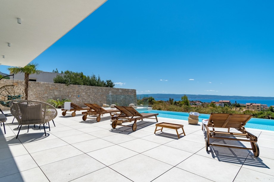 Die Villa befindet sich in Podstrana oberhalb einer Küstenstraße in einer sehr ruhigen Gegend am schönsten Teil der dalmatinischen Küste
