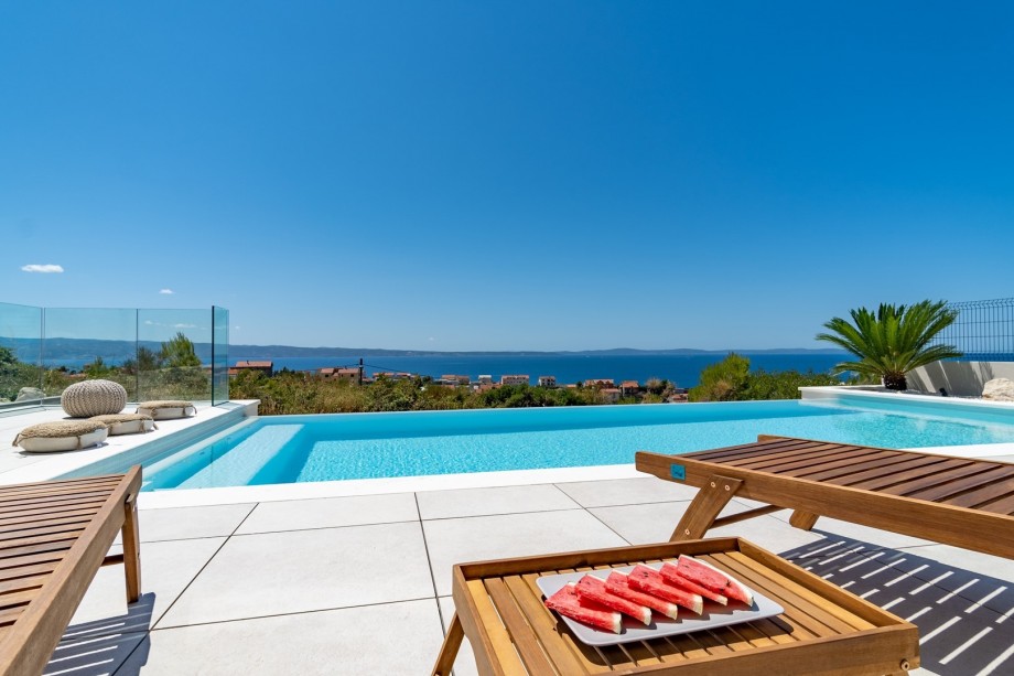 The outdoors offers an infinity heated swimming pool 8m x 4,5m (35sqm) that has a hydromassage