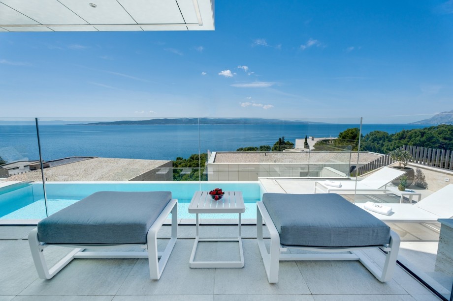 You can approach to the lounge area directly from the kitchen and from the living area at the ground floor.