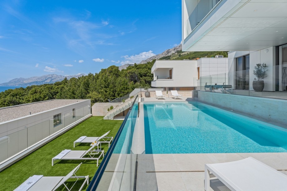A private 7,5m x 4m infinity swimming pool, heated and with hydromassage.