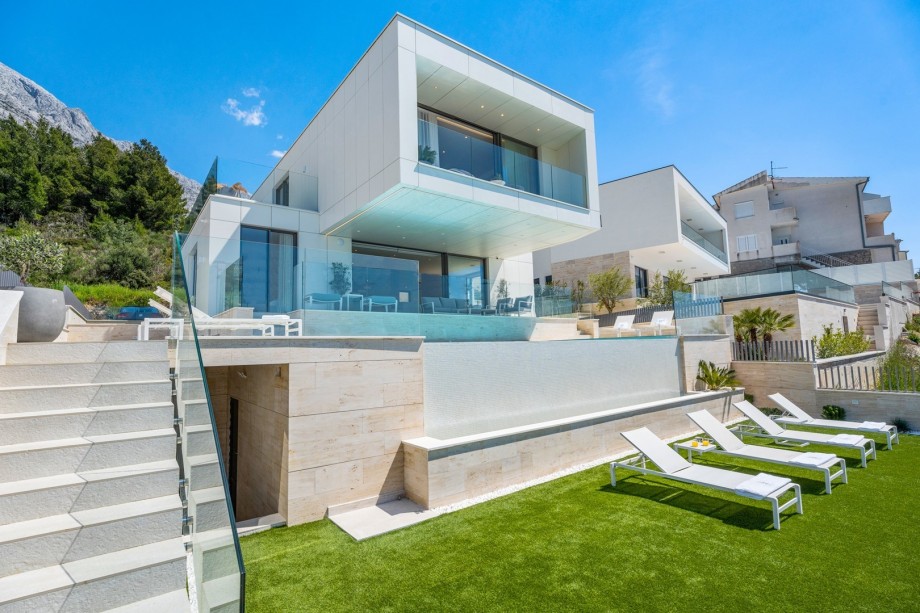 Villa is settled on a 510sqm plot with 320sqm of living area spread on three levels