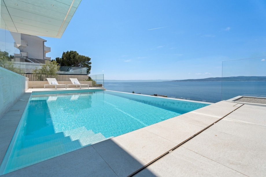 The swimming pool is treated with hydrolysis, a system for the disinfection of water without the use of chlorine, bromine or other chemicals.
