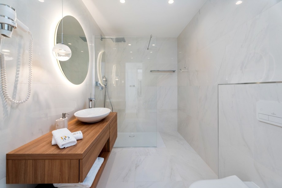 En-suite bathroom with a shower 140x90 (Bedroom No3)