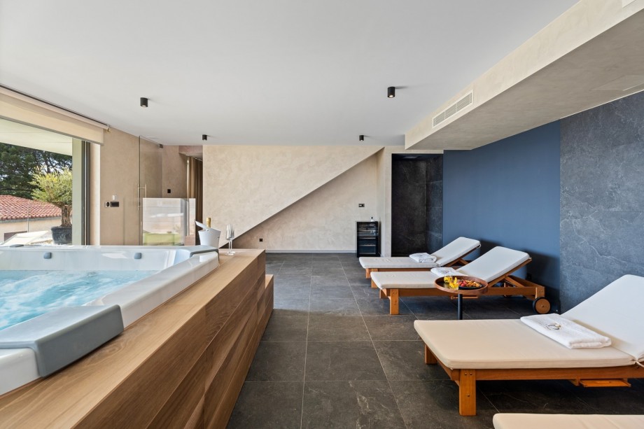 Whirlpool for 5-6 pax, 4 deck chairs, Bluetooth speakers for your unforgettable experience