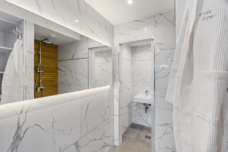 Bathroom with shower, laundry room with washing machine and dryer