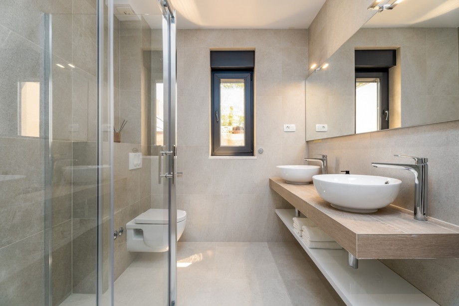 En-suite bathroom (6 sqm) with a shower