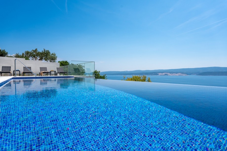 Enjoy absolute privacy and amazing panoramic sea and island views