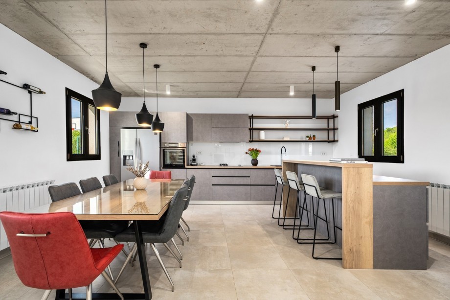 spacious fully equipped kitchen with comfiortable dinning area