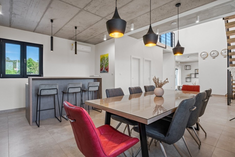 open space concept of living &dining area with pool views,fully equipped kitchen