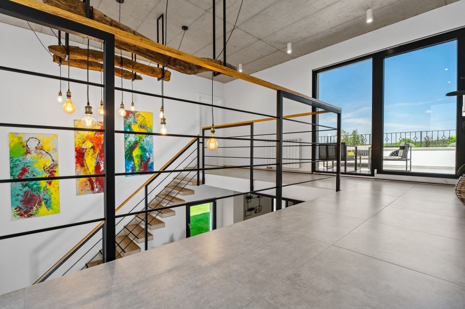 Stairs leading to the first floor to the bedrooms