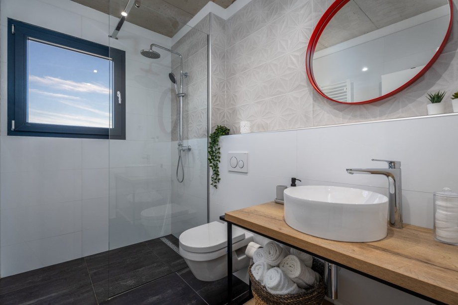 en-suite bathroom with shower