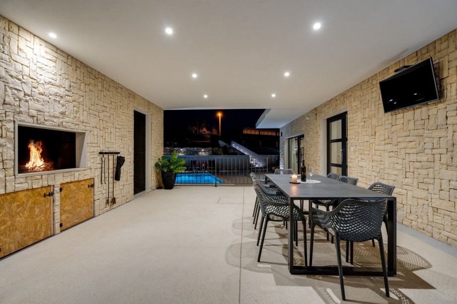 spacious outdoor dining area